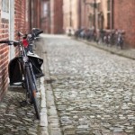 4803870-fiets-leunde-op-een-muur-van-bakstenen-middeleeuwse-huis-geplaveide-stoep